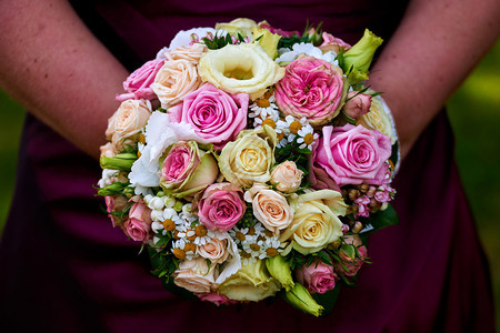 新娘用玫瑰花盛满婚礼束未来叶子的图片