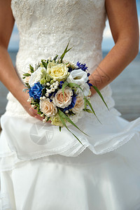 细节手首饰新娘用玫瑰花盛满婚礼束图片