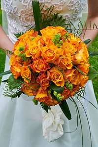 保持未来新娘用玫瑰花盛满婚礼束春天图片