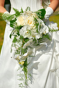 假期浪漫的蜜月新娘用玫瑰花盛满婚礼束图片
