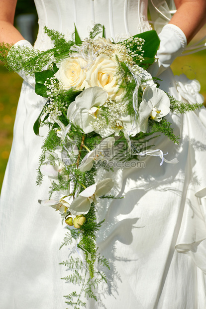 假期浪漫的蜜月新娘用玫瑰花盛满婚礼束图片