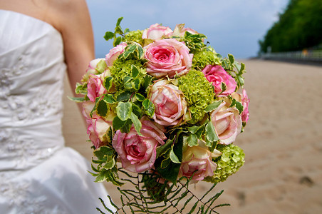 叶子新娘用玫瑰花盛满婚礼束情感绿色图片