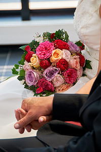 蜜月新娘举行婚礼花束和新郎家庭叶子图片