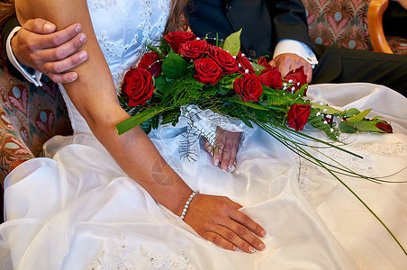 假期新娘举行婚礼花束和新郎手优雅图片