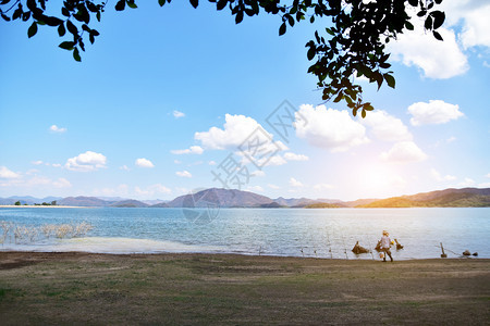 结石云河流视图蓝色天空背景植物图片