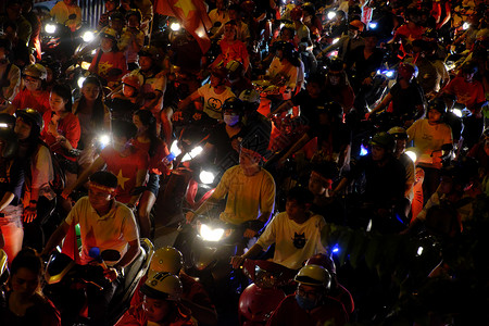 公民晚上2018越南街青少年骑摩托车在交通堵塞中停留在大城市缓慢移动的摩托车从高视线上飞来惊人的交通流量校对Portnoy骑士赛图片