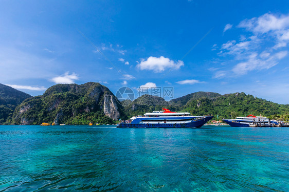 克拉冒险12月6日至018美丽的海景和游客乘船在山地和蓝天背景的菲岛渡暑假时乘游艇前往旅者假期图片