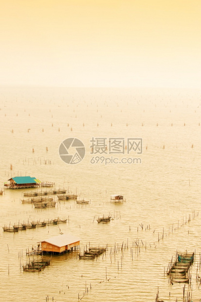 在泰国自然湖Songkhla湖黄昏时从空中查看豪船群和许多传统鱼捕渔网夏天水产养殖亚洲图片