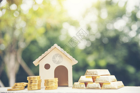 贷款商人拯救金钱概念女手从预算下来买房用地产经纪人金硬币堆叠符号买房子的钞票投资图片
