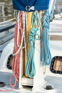 带绳子和其他设备的娱乐游艇细节有绳子和其他设备擦透了背面太阳反射的镜头细绳环形捆图片