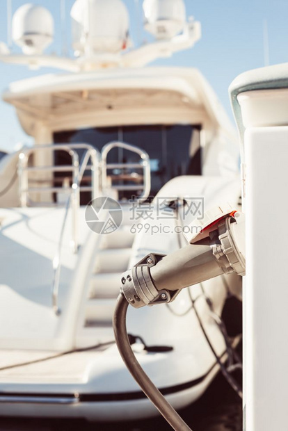 假期海滨电池在法国康纳州Marina用燃料和电力建造的摩船游艇图片