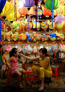 隆在越南西贡第五区灯塔街5号前母亲和女儿坐在彩色灯笼亭前2018年月日亚洲人红色的图片