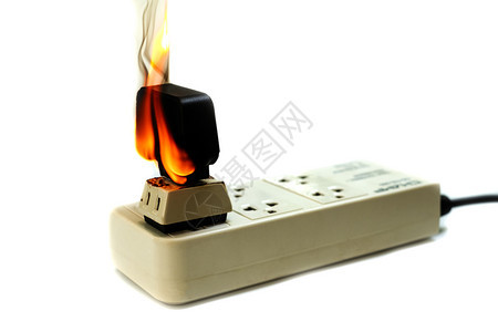 熔化墙电线插头和白色背景的电动短路故障导致电线被烧源接器和机断路图片
