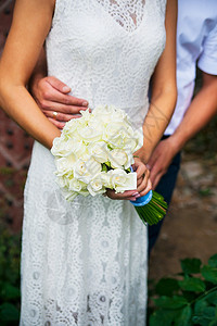 浪漫跑步新娘和郎拿着美丽的婚礼花束新娘和郎拿着美丽的婚礼花束保持图片