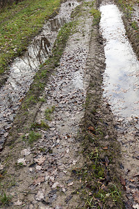 秋季没有沥青和深陷泥土公路上没有沥青和深土腐烂污垢踪迹小路图片