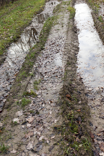 秋季没有沥青和深陷泥土公路上没有沥青和深土腐烂污垢踪迹小路图片