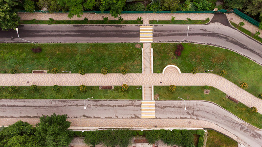 地球草在公园中行走的足迹从无人驾驶飞机上拍摄许多道路穿过绿色公园风景从上面图片