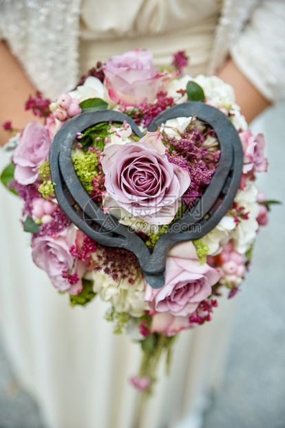 银仪式举行婚礼的新娘花束粉红玫瑰浪漫的图片