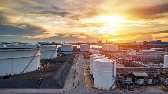 储油终端公司商业贸易燃料和天然气发电及能源运输的油罐农场储存化学剂油气石化炼厂产品血管天线白色的图片