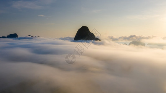 美丽泰国Phangnga的空中景象地貌石灰岩和清晨雾色日出时为SametNangchee旅游爬坡道图片