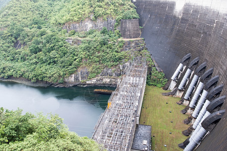 位于泰国北部山谷的大型混凝土坝下水力发电站位于泰国北部谷地在下面绿色行业图片