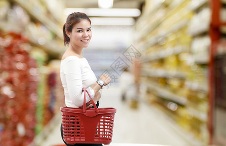 商业公司吃快乐消费主义销售和人的概念微笑着的年轻亚洲妇女在超市购物和买图片