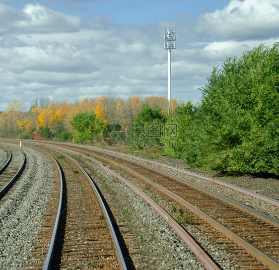 结石落下细胞带有秋季自然景点的铁路轨道图片