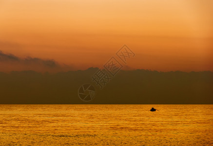 冷静的孤独在美丽清晨角鱼从船上钓安宁图片