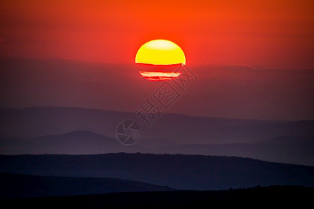 以日出或落为旗号在迷雾的山丘上早晨美丽的景观图片