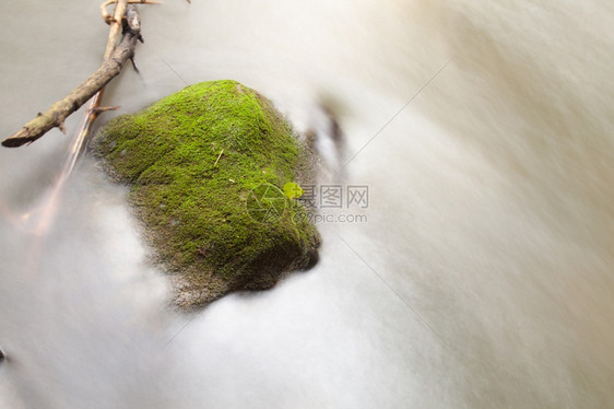 河山中下流的泉水从山中涌出春天草图片