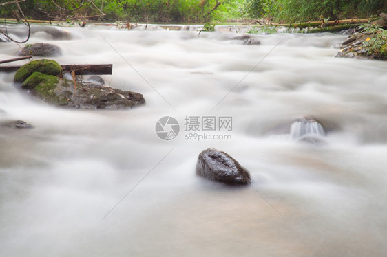 流动环境速度山中下流的泉水从山中涌出图片