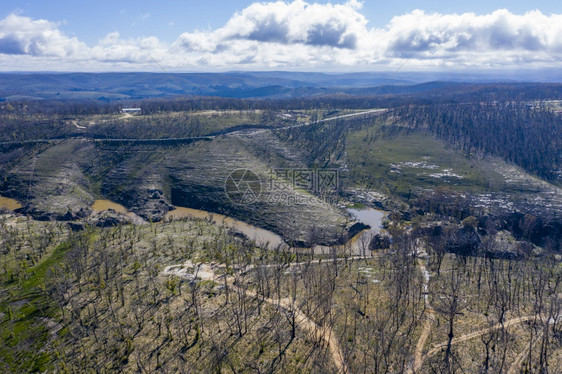 在澳大利亚新南威尔士州中部地块带Dargan发生野火后环绕森林再生的储水层空中景象该储水库周围有森林再生湖风景飞行图片