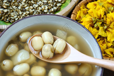 莲花品尝糖果越南食物甜莲豆种子糖浆汁青豆米水栗子和糖这是越南菜的甜点或零食非常美味好吃营养睡觉图片