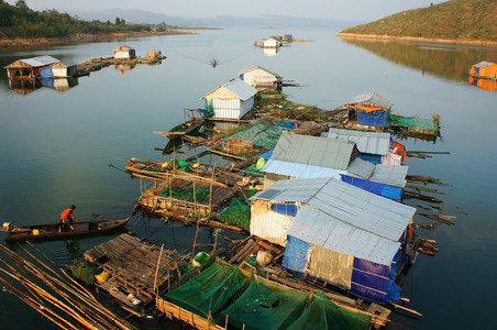 住宅钓鱼南DAKLAKVETNAMFEB26亚洲水上住所捕鱼村浮屋组美丽的越南乡村印象全景越南达克湖2015年月6日图片
