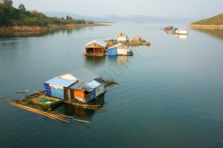邦DAKLAKVETNAMFEB26亚洲水上住所捕鱼村浮屋组美丽的越南乡村印象全景越南达克湖2015年月6日渔夫感人的图片