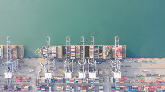 鸟瞰集装箱船到海港载集箱用于进出口或运输航业务物流贸易港口和海运货物到港口国际运输城市加载船舶图片