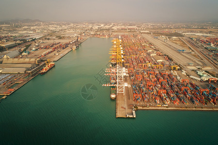 鸟瞰集装箱船到海港载集箱用于进出口或运输航业务物流贸易港口和海运货物到港口国际运输加载货水图片