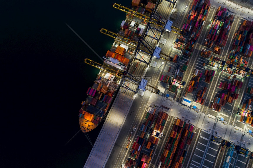 全球的进口工业鸟瞰集装箱船到海港载集箱用于进出口或运输航业务物流贸易港口和海运货物到港口国际运输图片