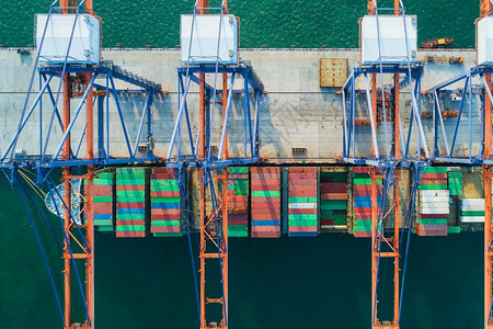 起重机鸟瞰集装箱船到海港载集箱用于进出口或运输航业务物流贸易港口和海运货物到港口国际运输码头电梯图片