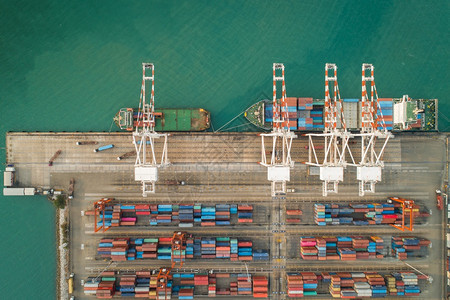 鸟瞰海港集装箱货物载船进出口业务物流货运输业务物流贸易港口和海运货物到港口结构体高的卸货图片