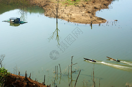 在越南达克湖卡的地表水上形成波浪模式越南达克拉DakLak种族汽艇海浪图片