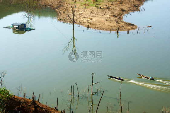 在越南达克湖卡的地表水上形成波浪模式越南达克拉DakLak种族汽艇海浪图片