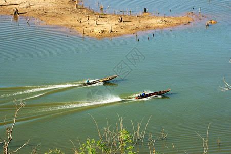 在越南达克湖卡的地表水上形成波浪模式越南达克拉DakLak景观赛车河图片