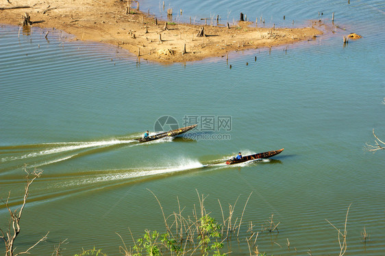 在越南达克湖卡的地表水上形成波浪模式越南达克拉DakLak景观赛车河图片