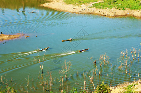 种族在越南达克湖卡的地表水上形成波状图案河水在越南DakLak男人制作图片