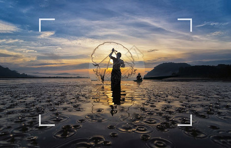 摄影师的概念是当日出时清晨在自然河流中捕鱼时摄像头用影机的屏幕聚焦Silhouette对Asia传统渔民进行活动运缅甸水图片