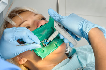 人们工具与病一起作的牙医检查清洁治疗使用牙科水喷气机射图片