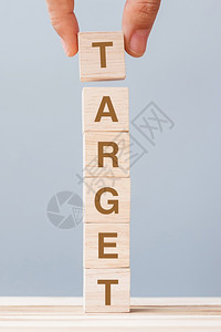 拥有TARARGET商业字词目标任务行动和计划概念的手持木制立方块的商家男子帕努瓦团队使命图片