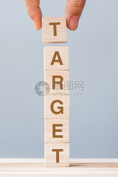 拥有TARARGET商业字词目标任务行动和计划概念的手持木制立方块的商家男子帕努瓦团队使命图片