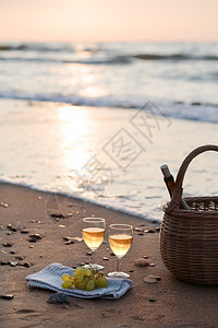 两杯红酒白葡萄站在沙地上海滩除葡萄和篮子外还有一瓶酒浪漫的美丽假期图片